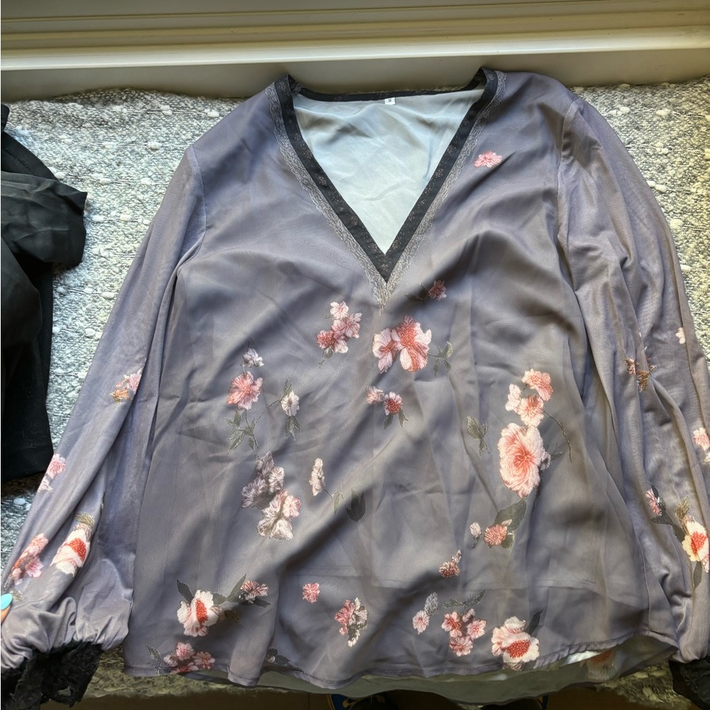 Source Unknown Gray and Pink Graphic Long Sleeve Blouse